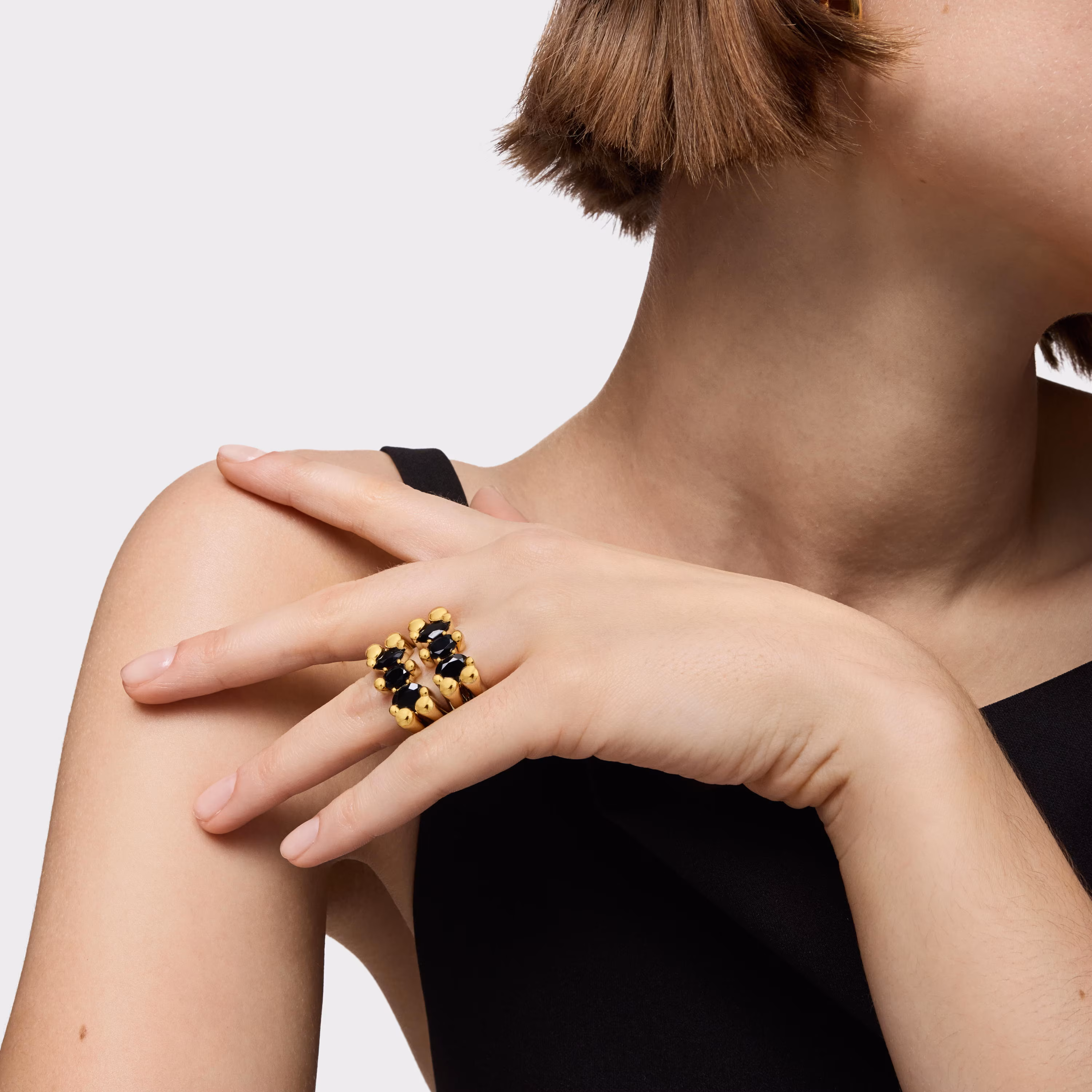 Anillo mediano motivo oso con baño de oro 18 kt sobre plata y ónix Color Bear
