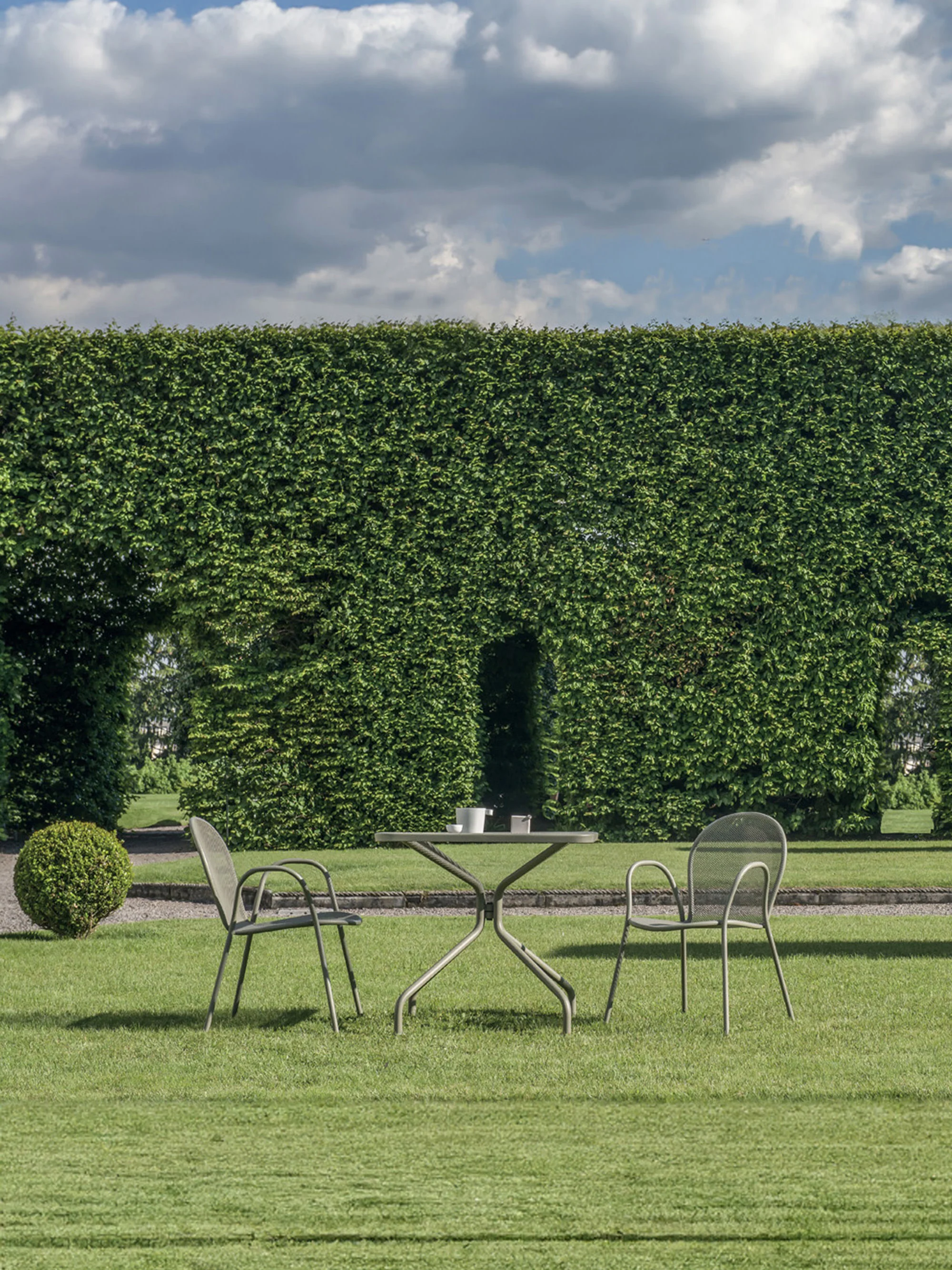 Stapelbarer Gartenstuhl Ronda mit Armlehnen