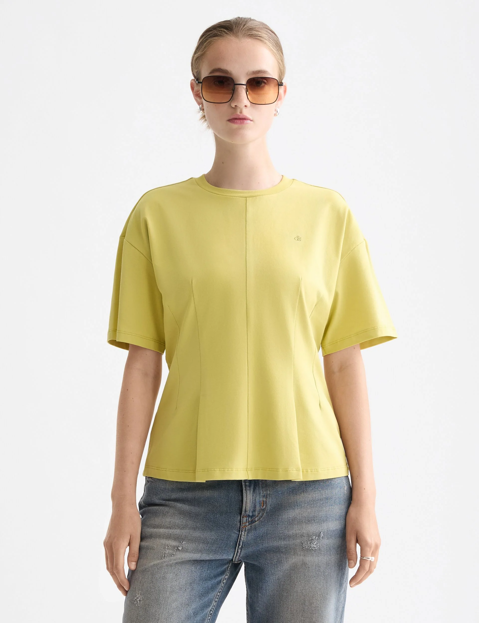 T-shirt with shaping