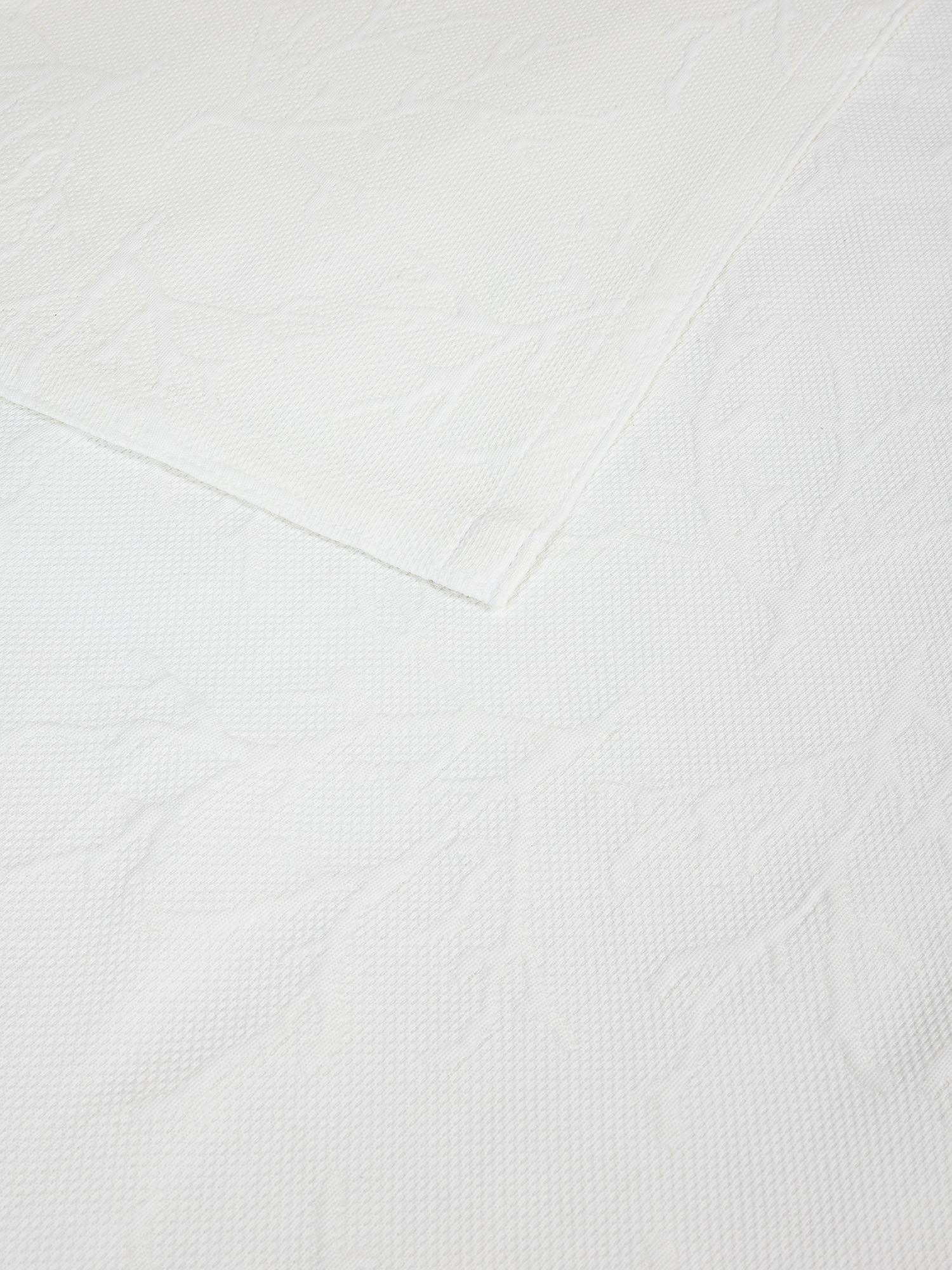 Copriletto con lavorazione tono su tono.