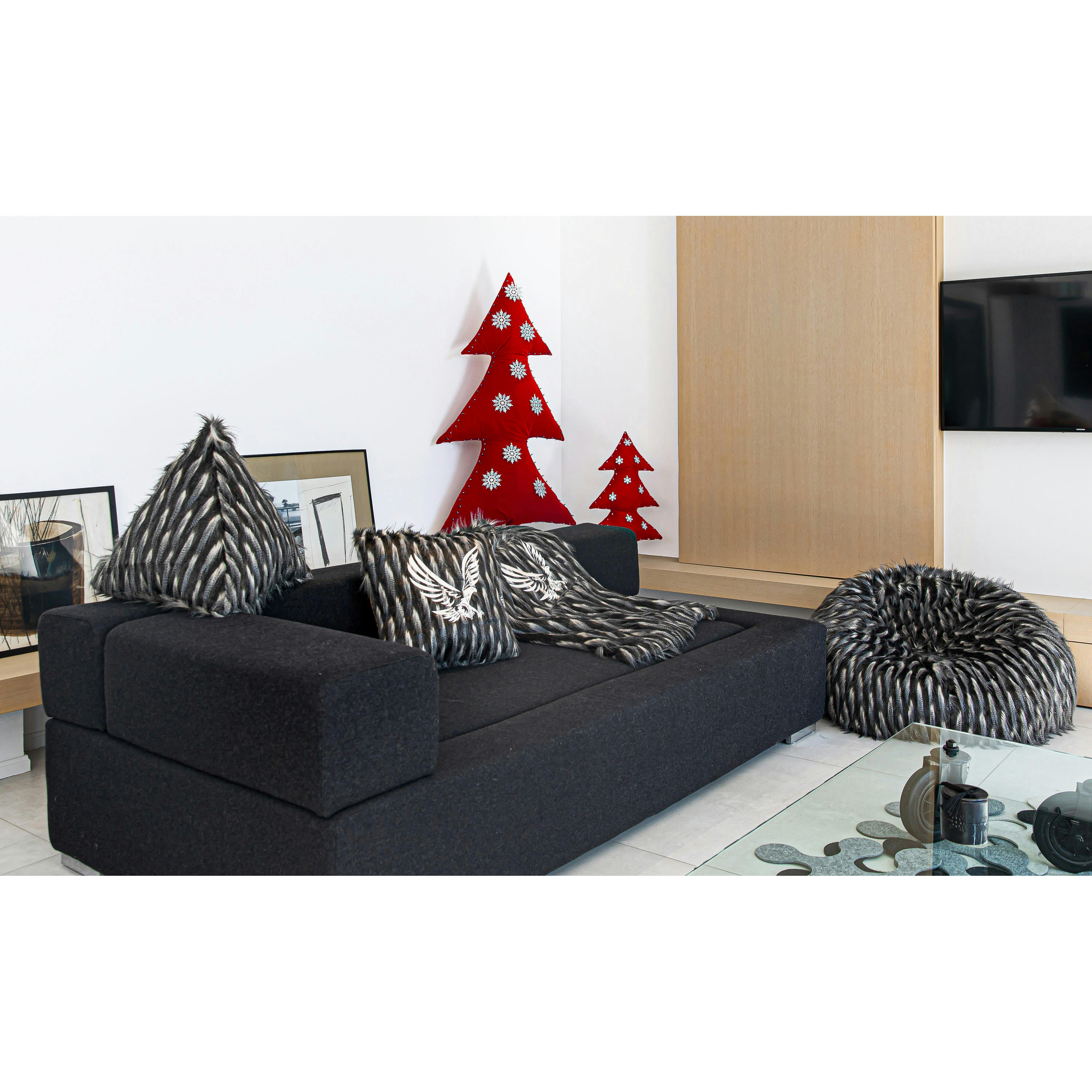 - Coussin pyramide en fausse fourrure noire et blanche