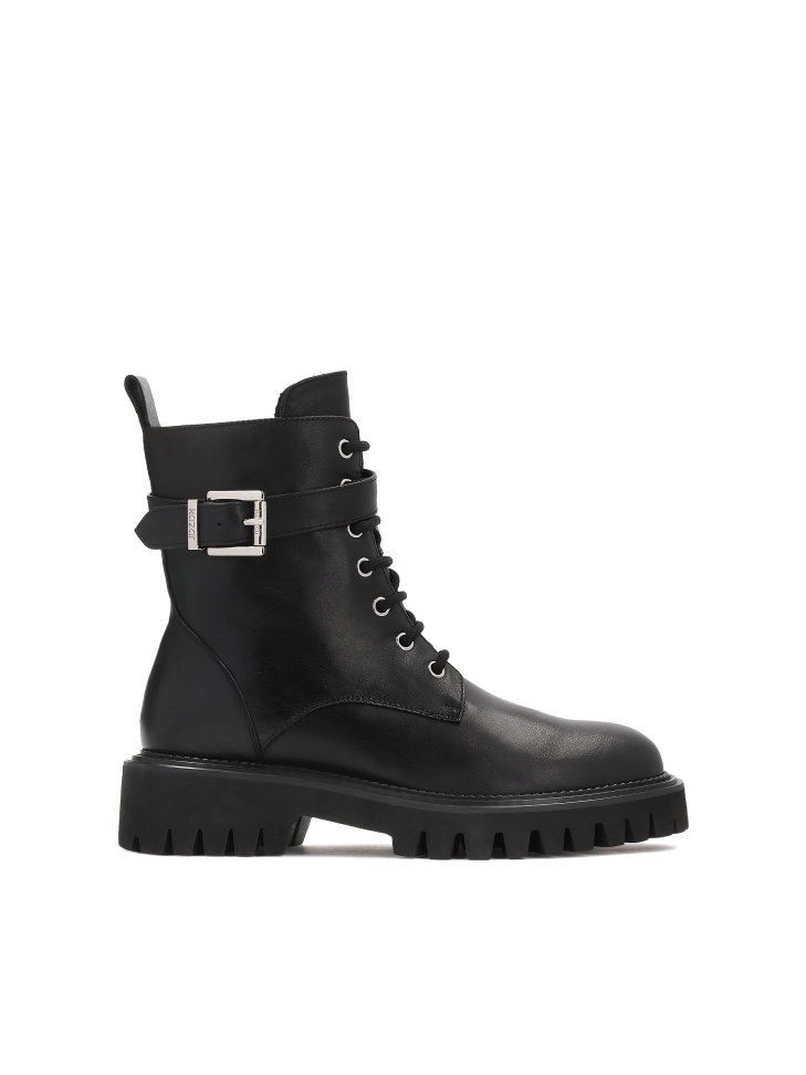 Leather boots decorated with stripes