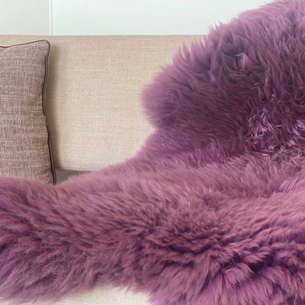 - Tapis en peau de mouton mauve