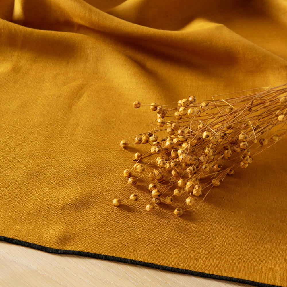 - Nappe en lin lavé jaune ocre et noir 150x250