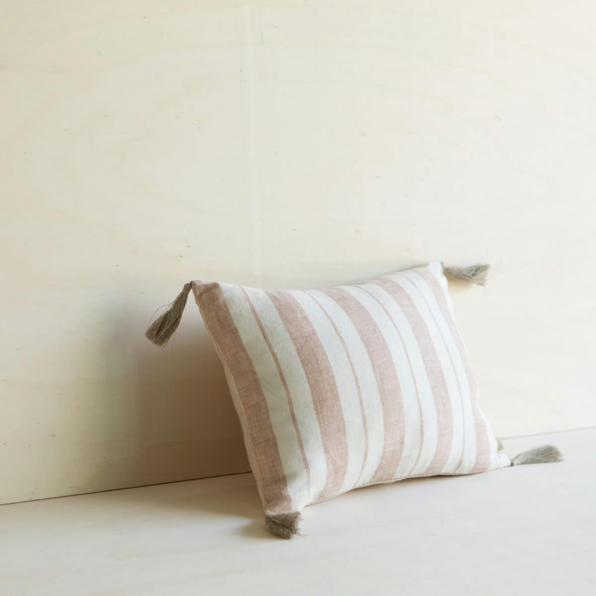 LES ESSENTIELS - Coussin en lin lavé rayé rose/crème 25x35