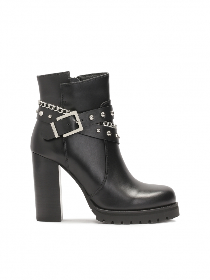 Leather boots decorated with silver details