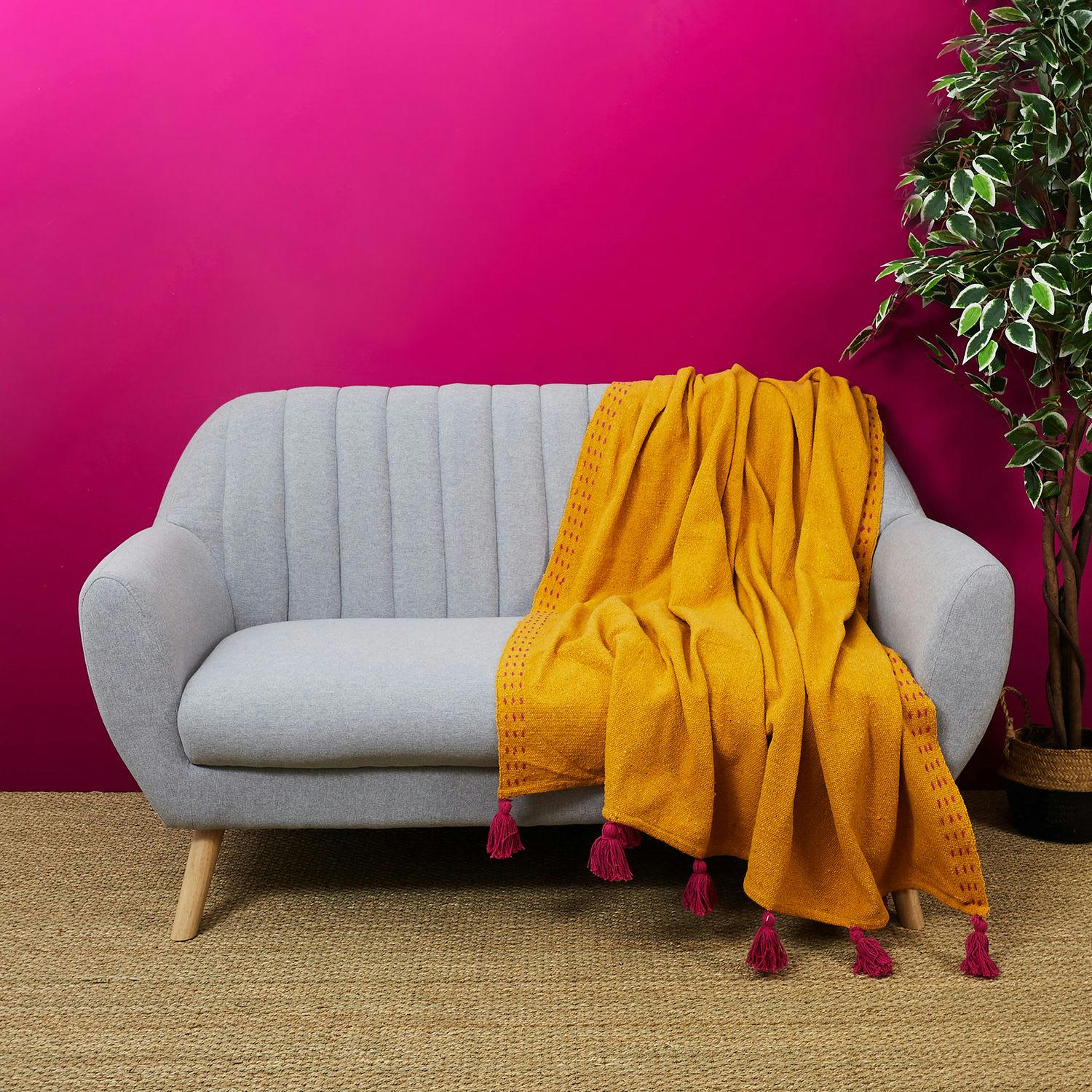 - Jeté de canapé surpiqué avec pompons jaune et rose