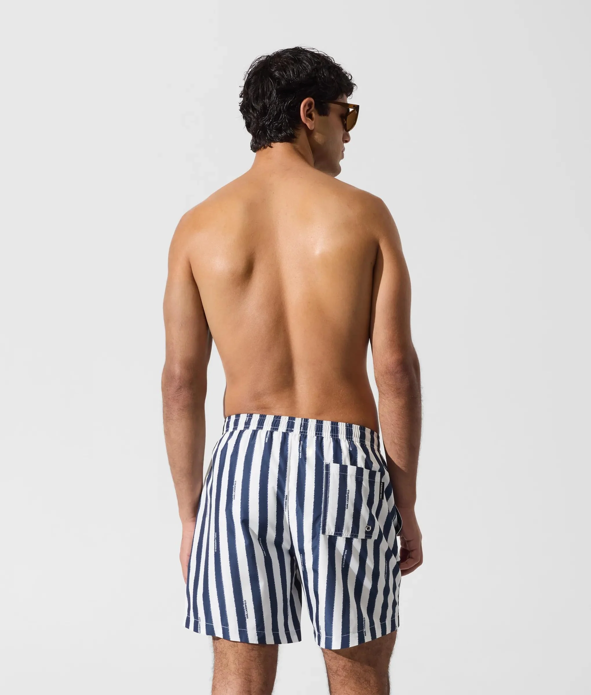 Short de surf à rayures de longueur moyenne