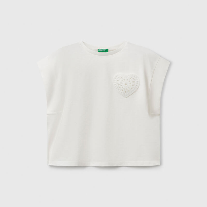 T-shirt with macramé patch
