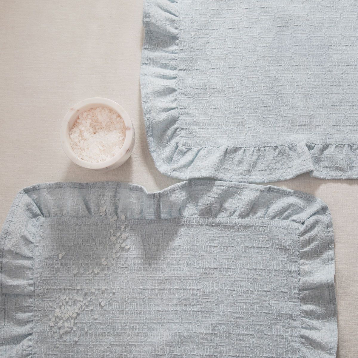 Maty stołowe KALIRA błękitne z ozdobną teksturą i falbaną, zestaw 2 szt. 35x48cm