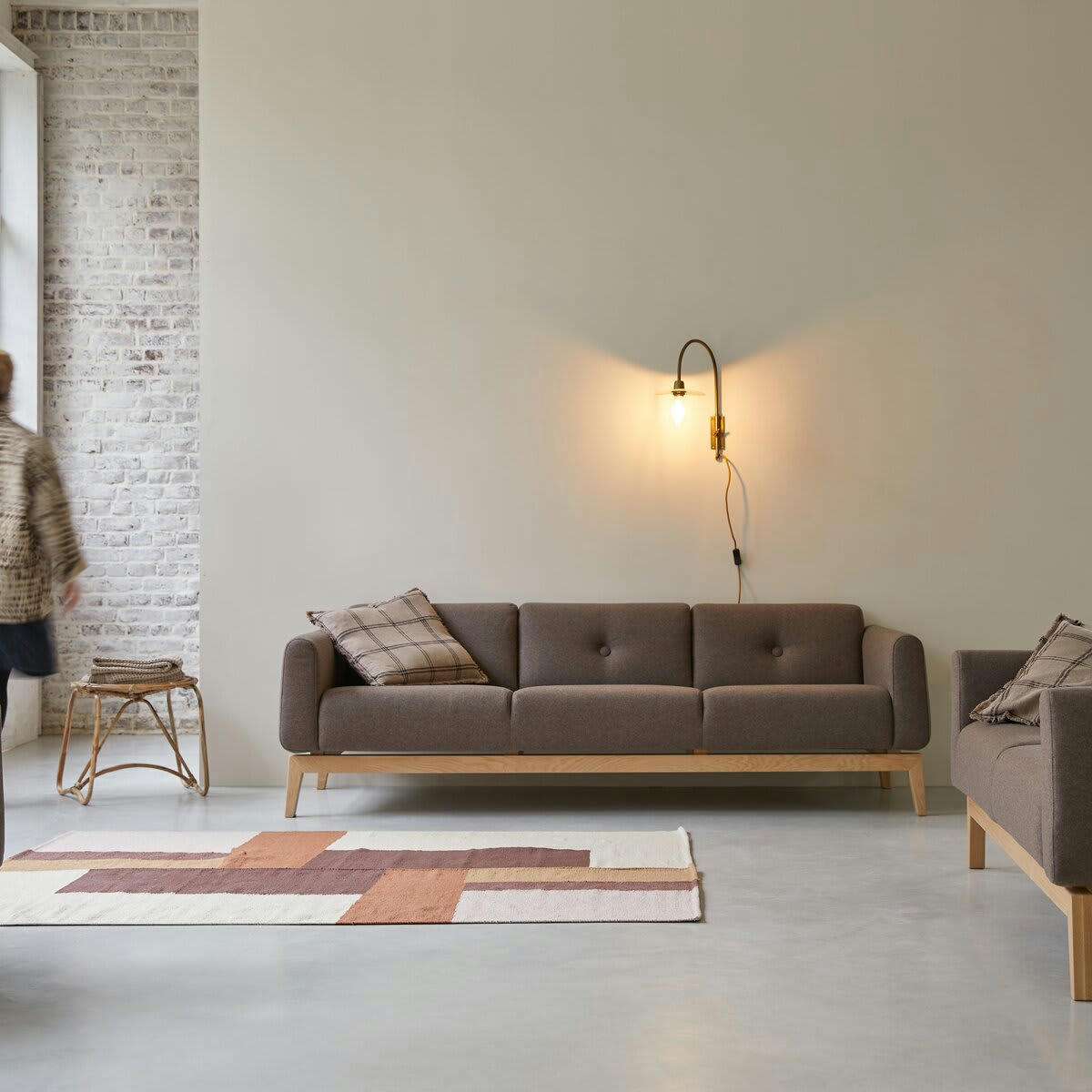 BJORN - Canapé en chêne massif et tissu marron 3 places