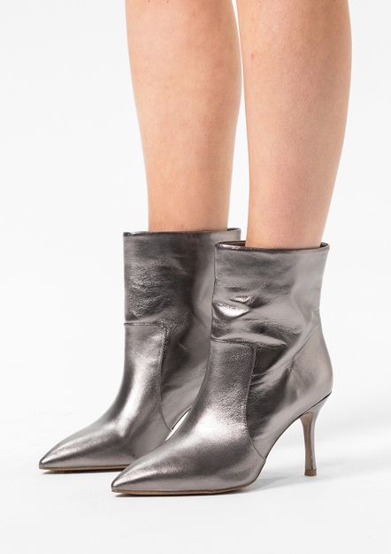 Zilveren metallic enkellaarsjes met hak