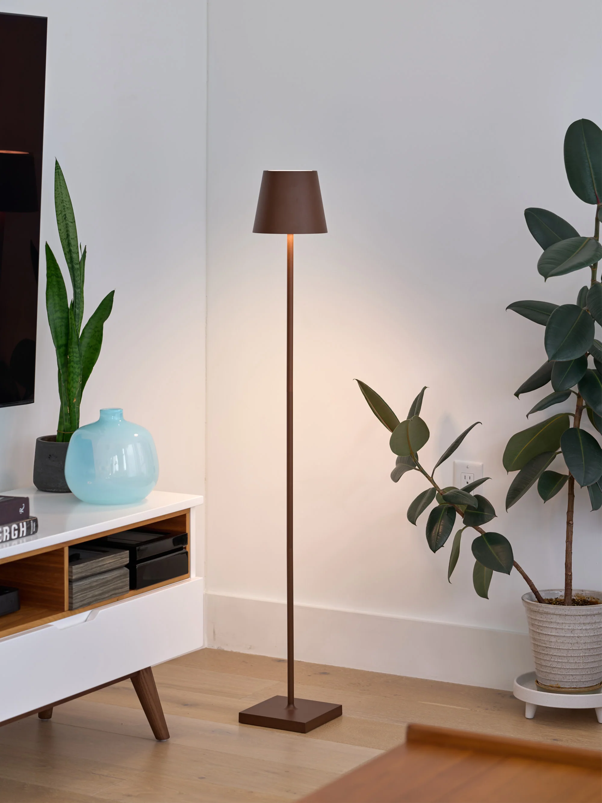 Dimmbare LED-Stehlampe Poldina Pro L, höhenverstellbar