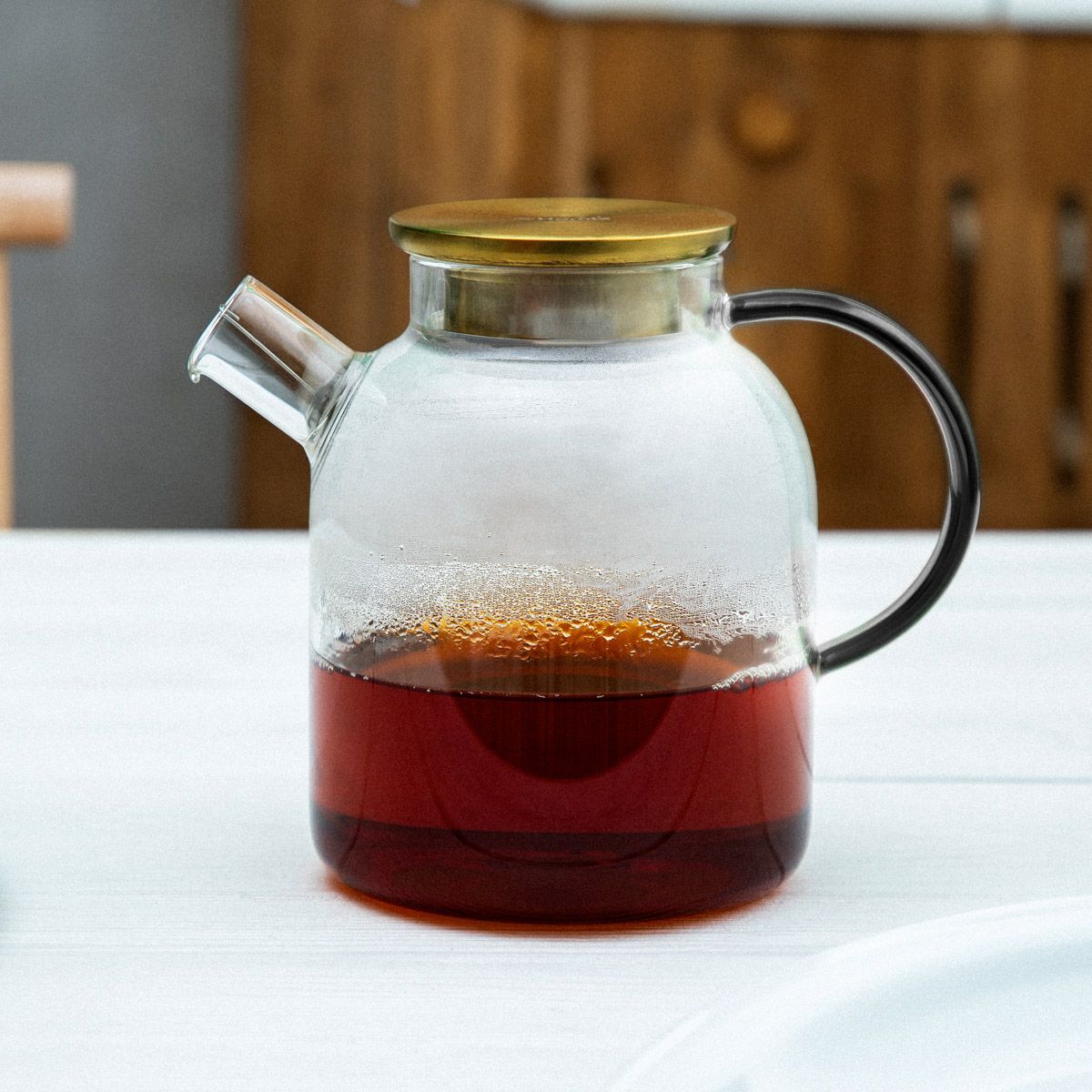 Dzbanek KUBBE z szarym uchem i złotym wieczkiem 1,8 l