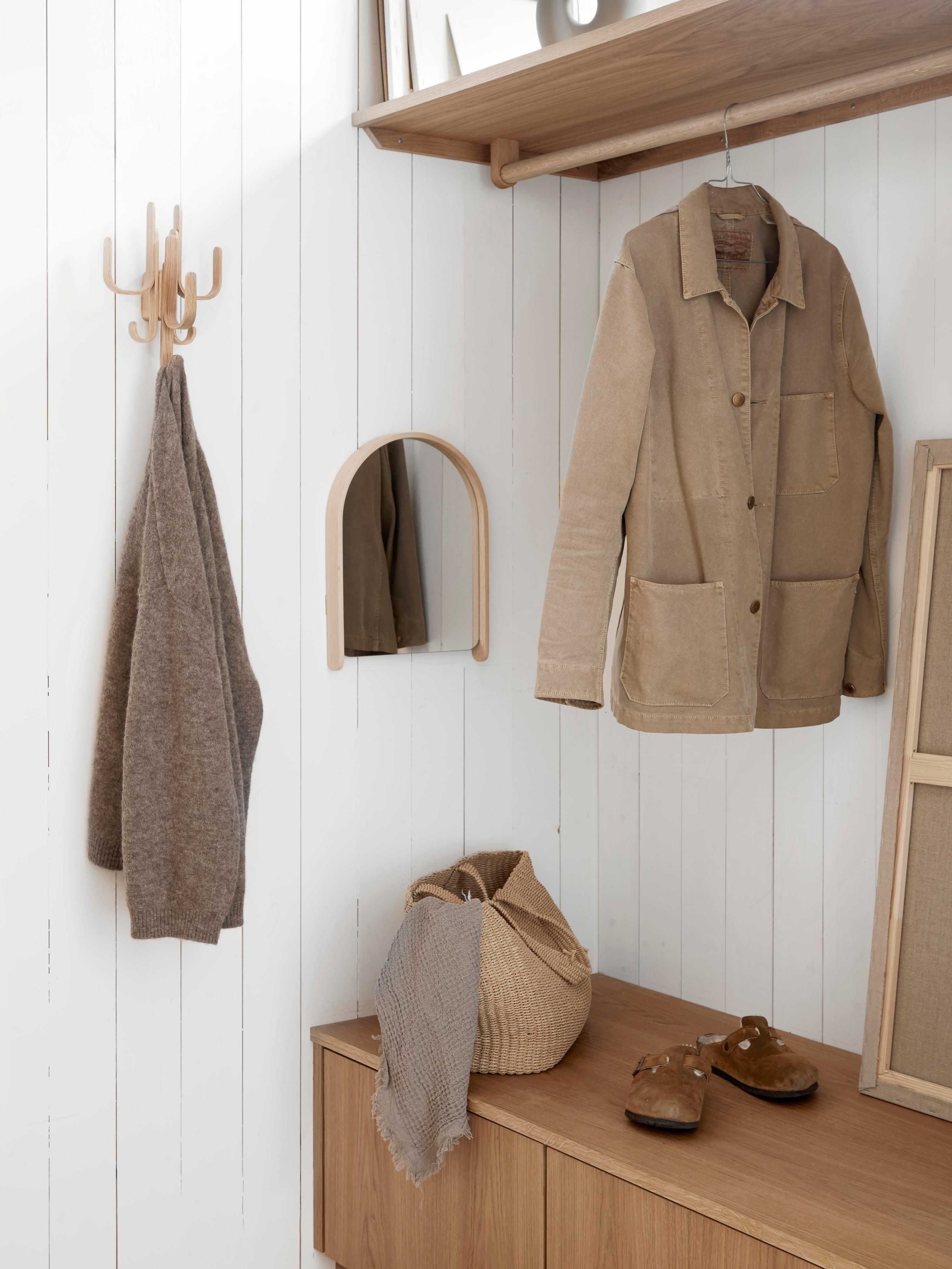 Wandgarderobe Woody aus Eichenholz