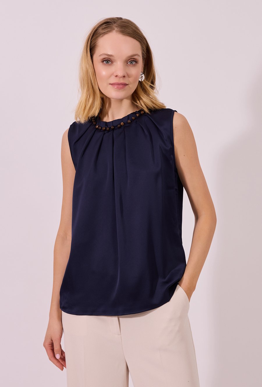 Elegancka bluzka bez rękawów z ozdobnym dekoltem