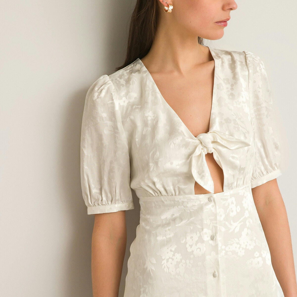 Robe de mariée, manches courtes avec découpes