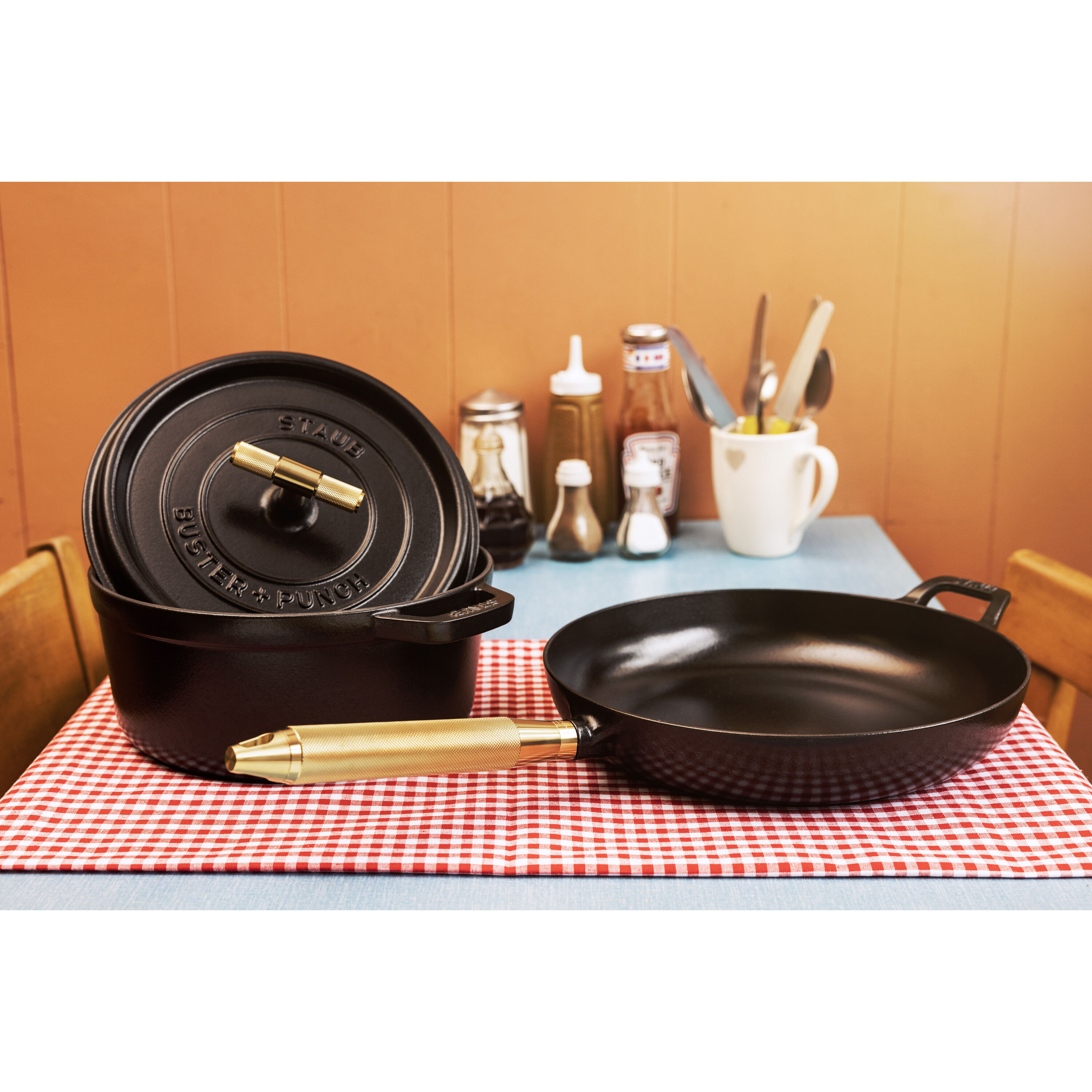 24 cm round Cast iron Cocotte Buster Punch black