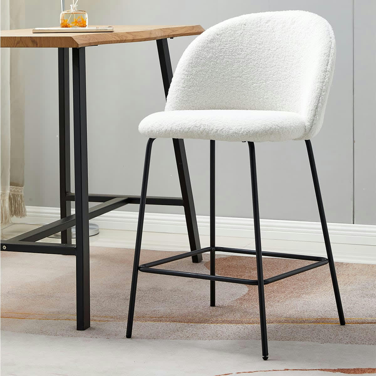 ALTA - Lot de 2 tabourets de bar en tissu bouclette écru, piètement noir