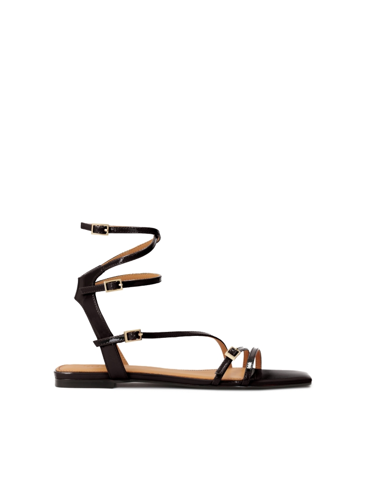 Flat sandals in patent leather