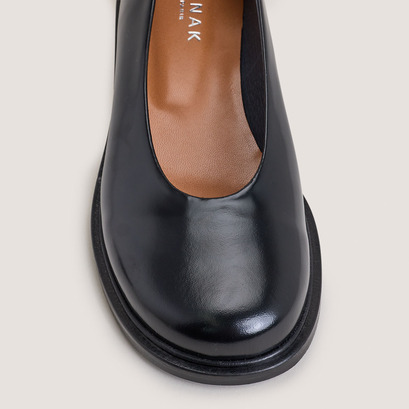 Ballerines à petits talons et bouts rondsen cuir glacé noir | DAURELIA