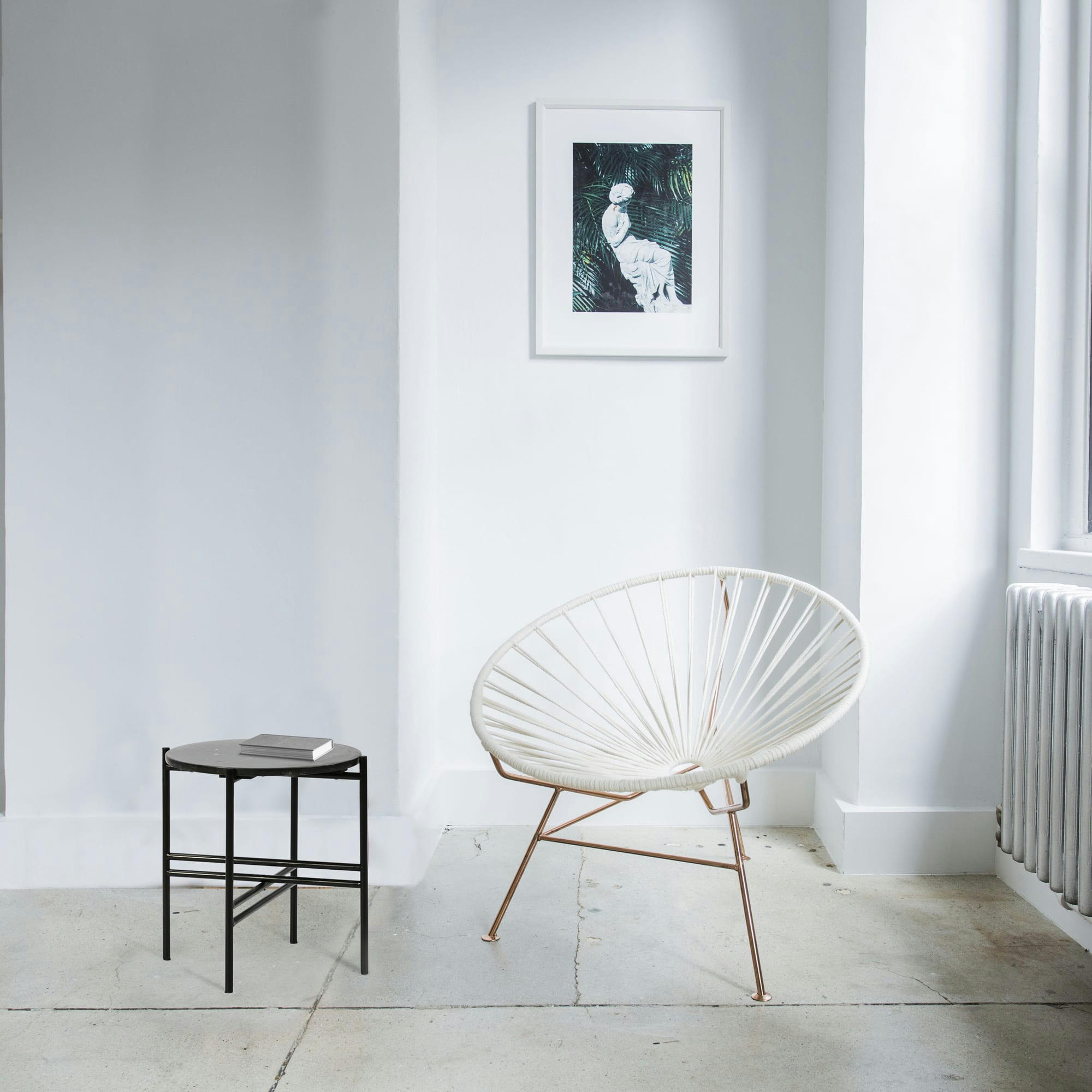 BOMBAY - Bout de canapé plateau en marbre noir, pieds métalliques en noir