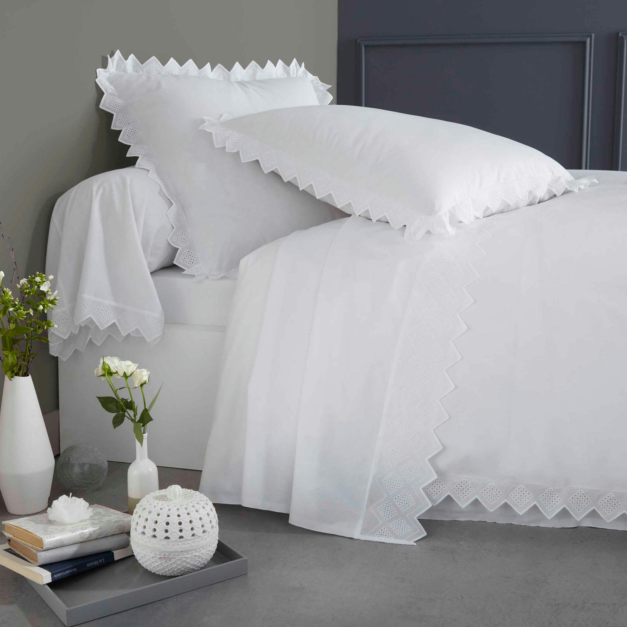 OPÉRA - Parure de lit brodé en coton blanc 240x260