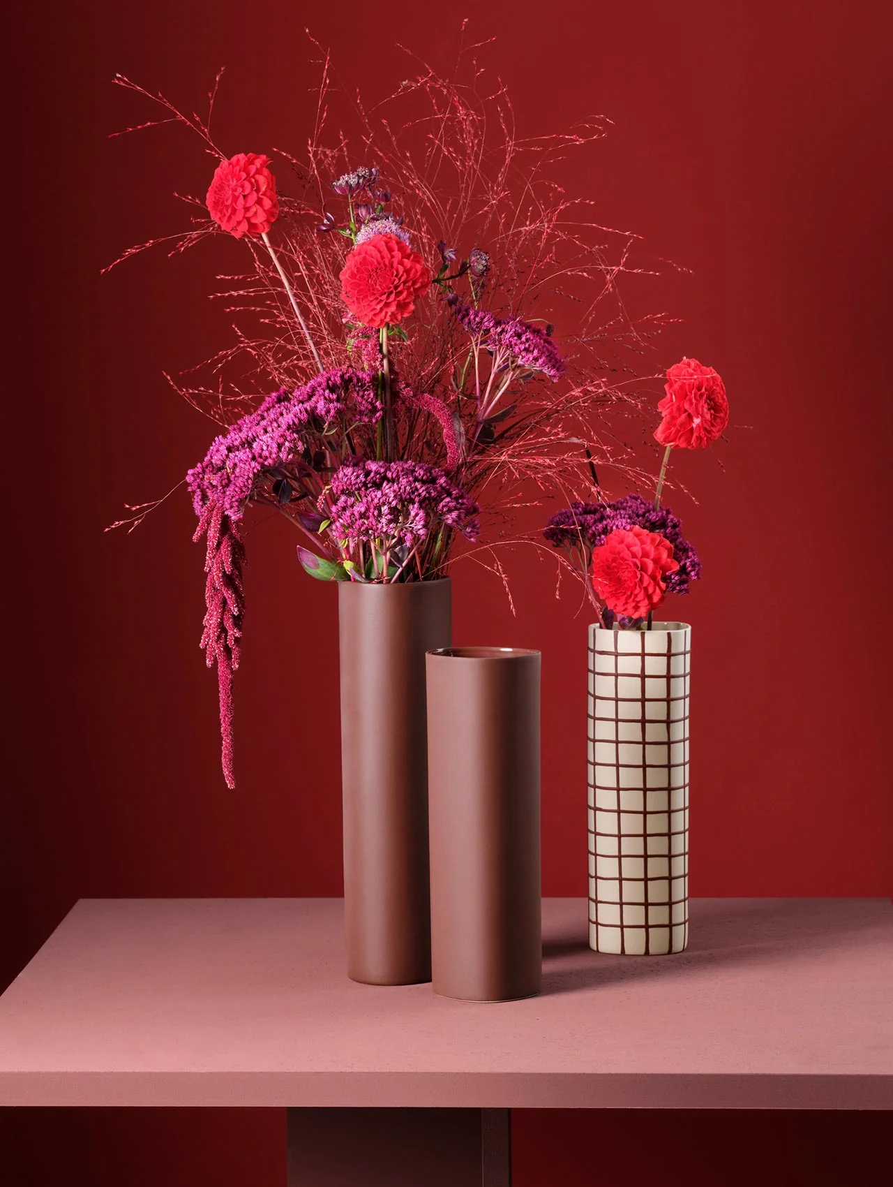 vase, bordeaux squares