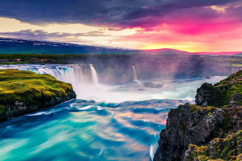 Fototapeta Wodospad Godafoss o Zachodzie Słońca 90x60cm