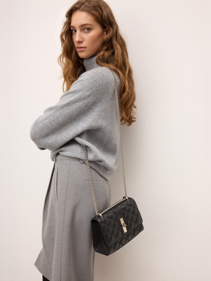 Small chain handbag with decorative quilting