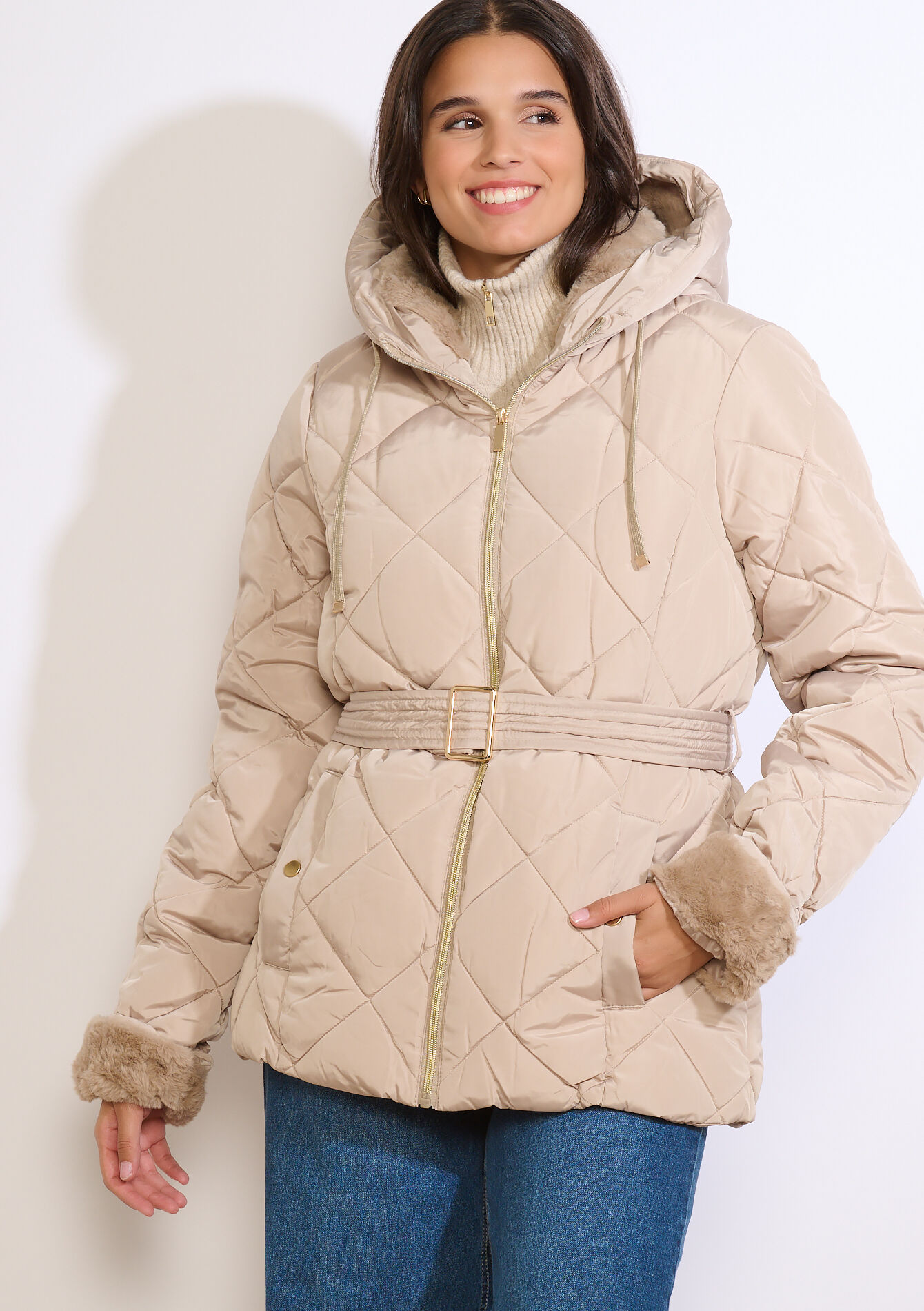 Korte gewatteerde jas met ceintuur