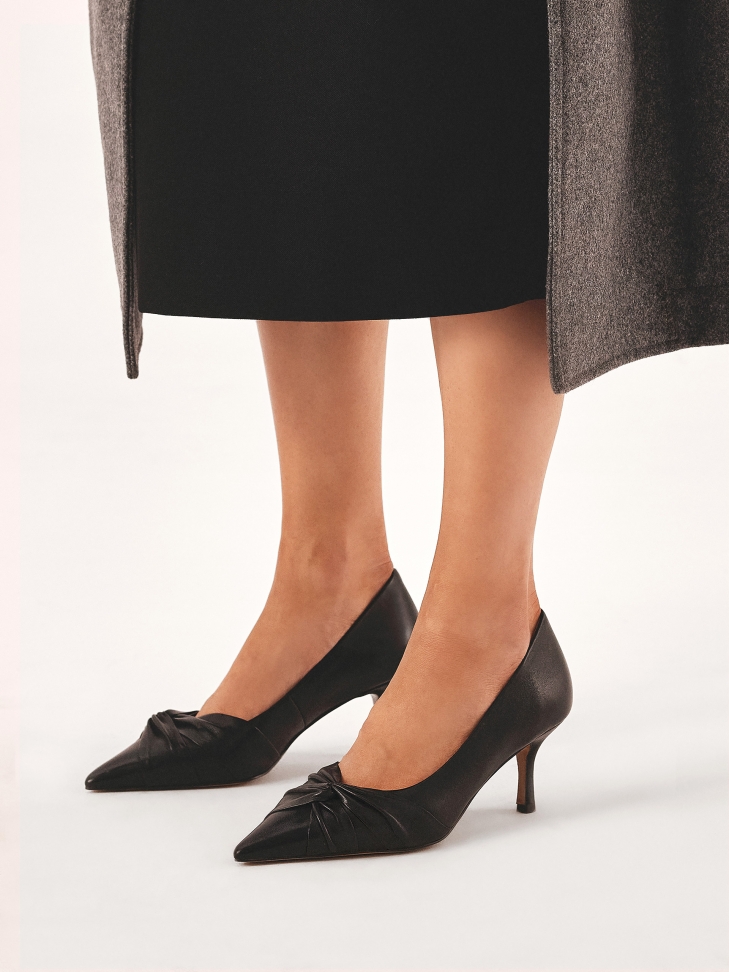 Black pumps with interlaced embellishment