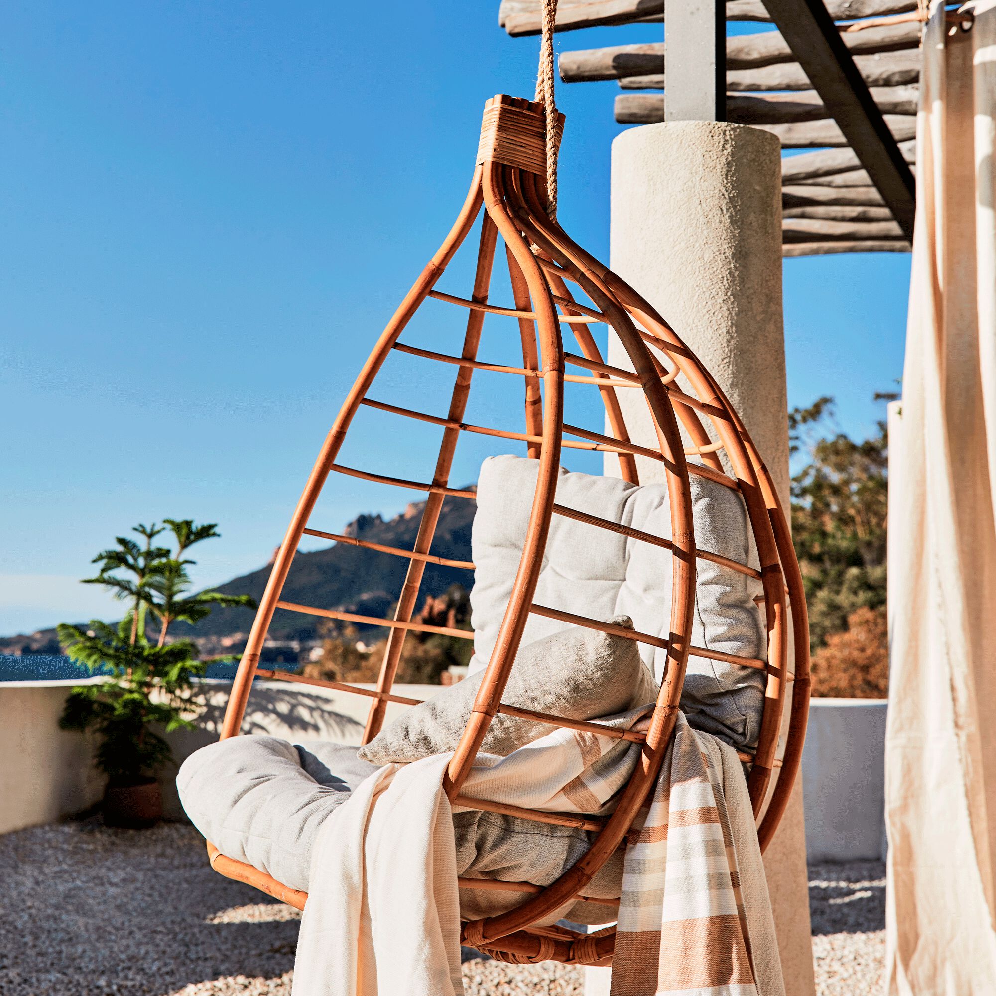 PIANA - Fauteuil de jardin suspendu en rotin et coussin - naturel