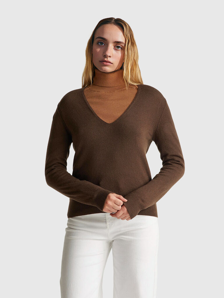 Brown V-neck sweater in pure Merino wool