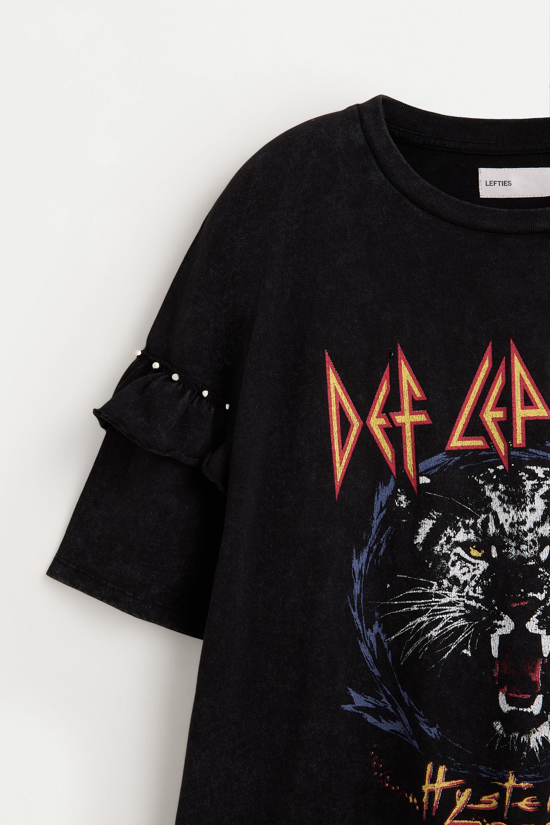 Camiseta Def Leppard ©Universal volante