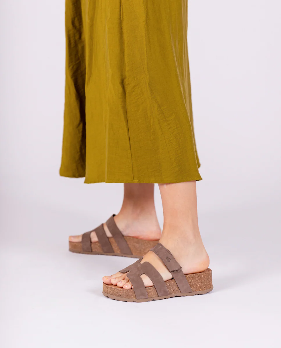 Sandalia de plataforma WIWI-125 marrón
