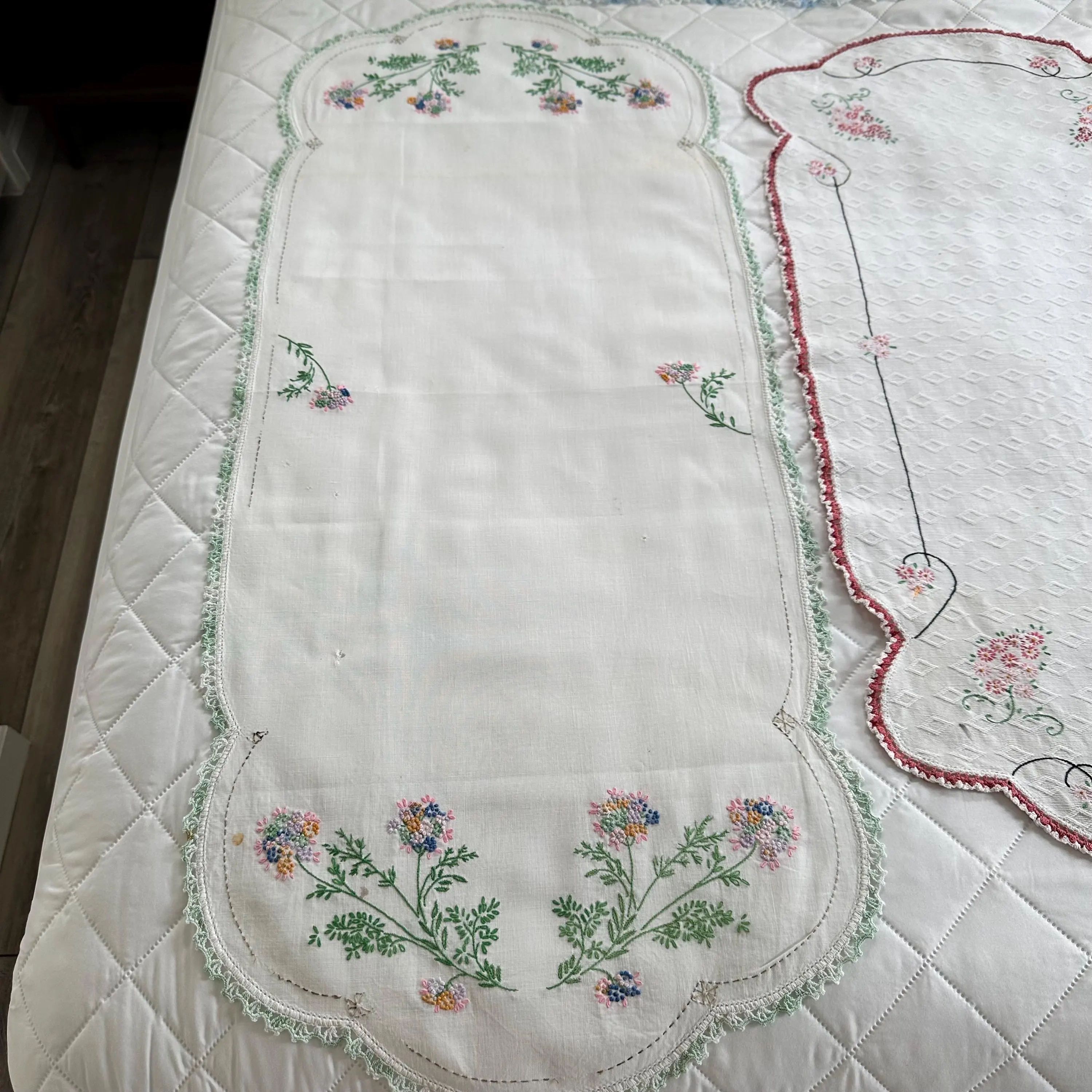 Shabby Chic Table Runner Lot As Is/4 Pieces/Embroidered/Table Linens/Dresser Scarf