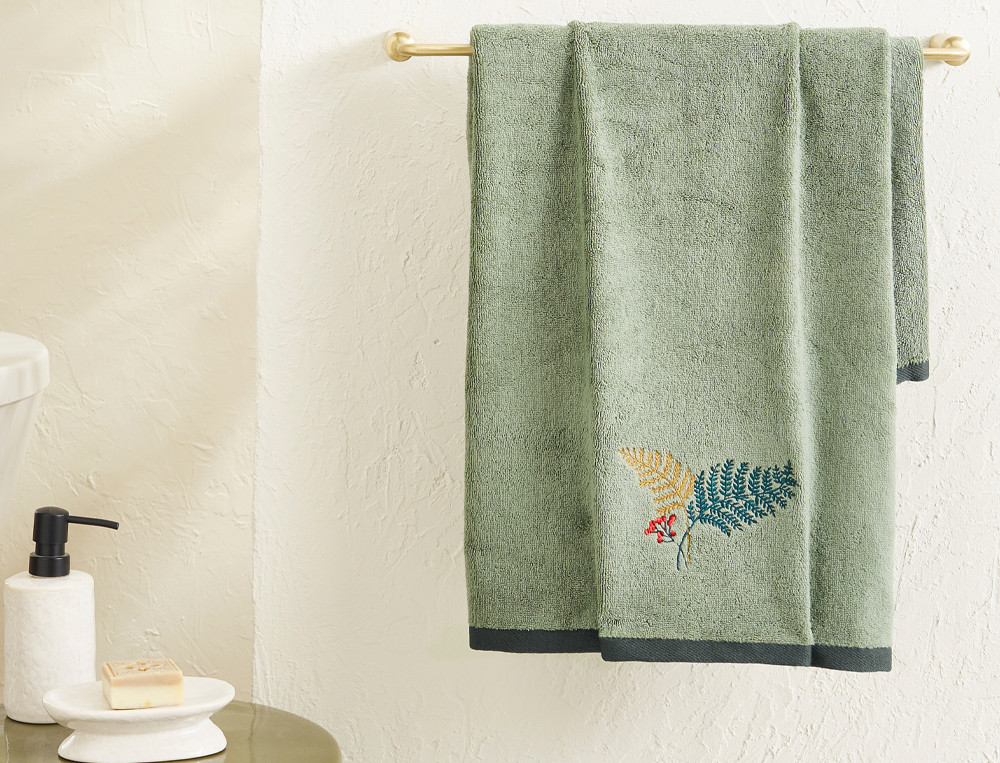 Drap de bain brodéForêt hivernale