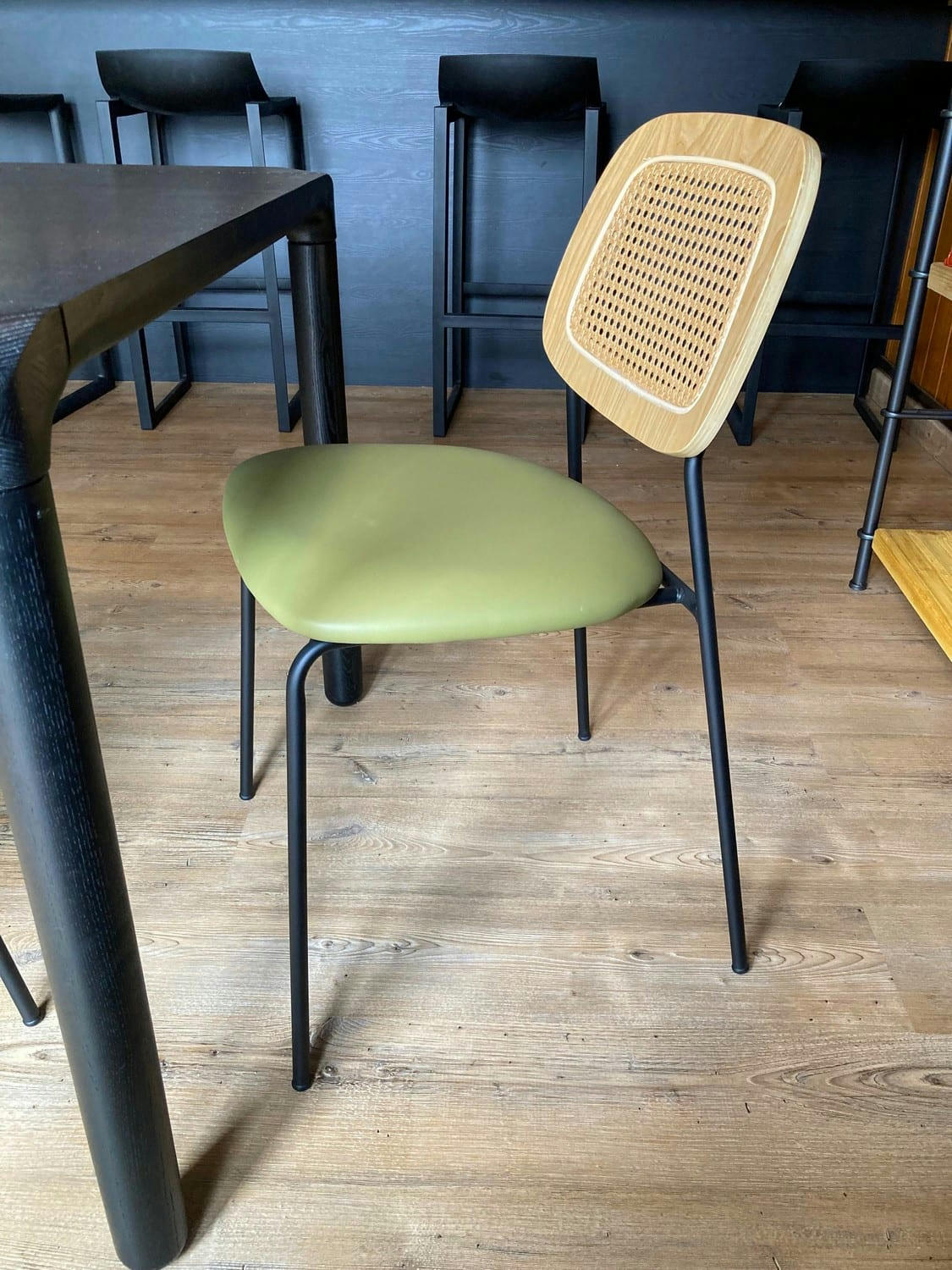 MEMPHIS - Lot de 2 chaises de repas simili cuir vert