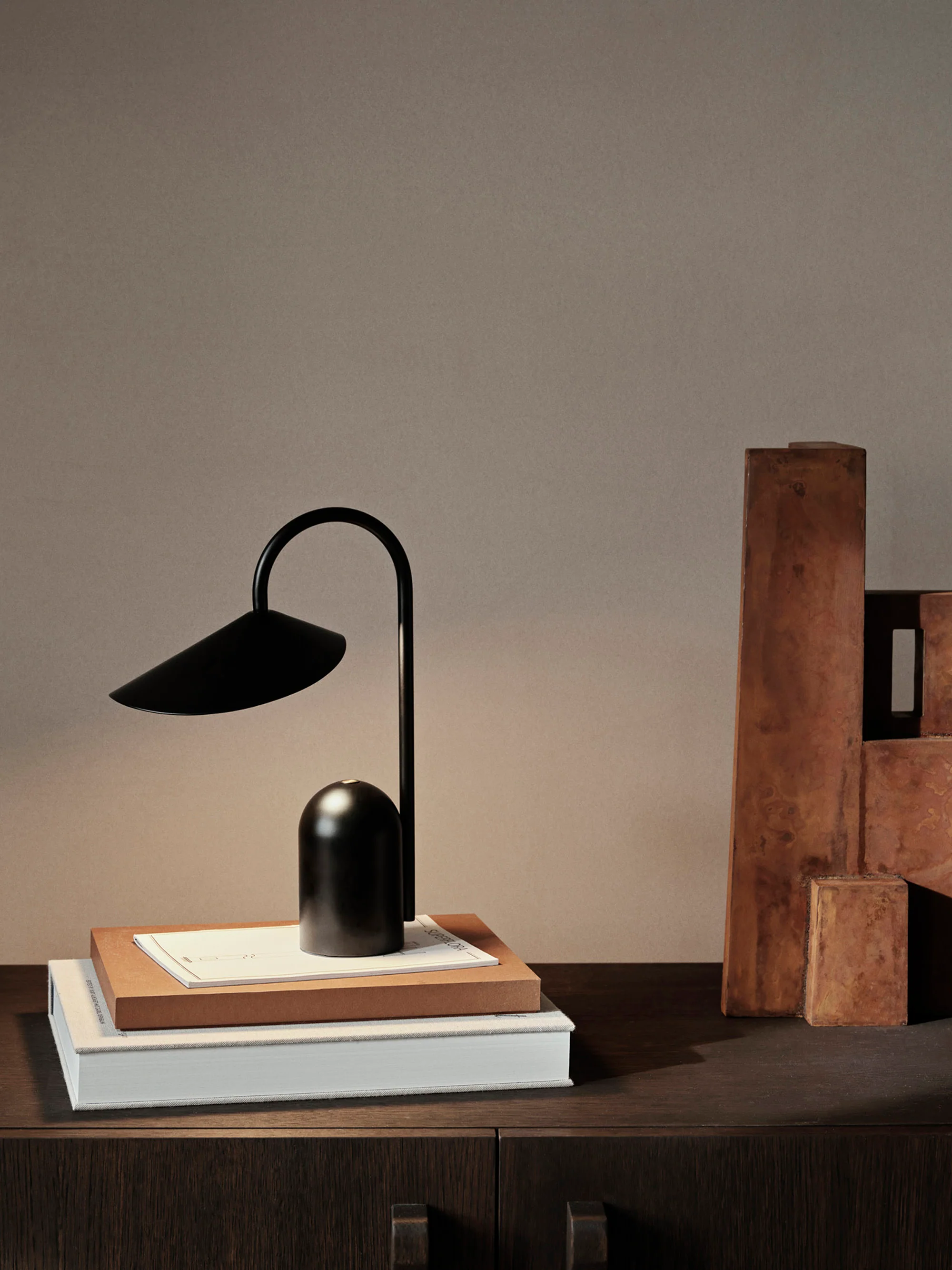 Kleine mobile LED-Tischlampe Arum, dimmbar