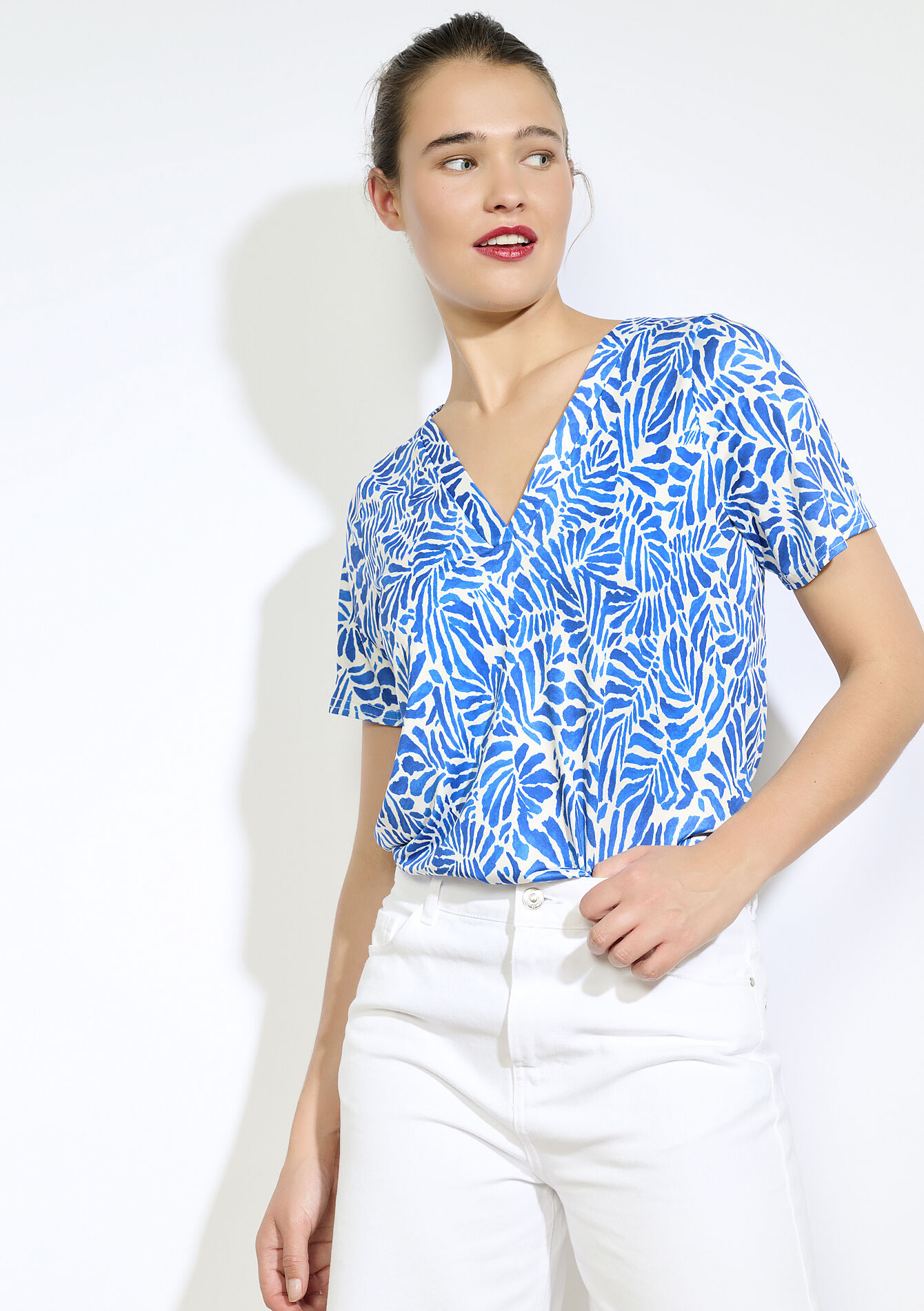 T-shirt met bladprint en V-hals