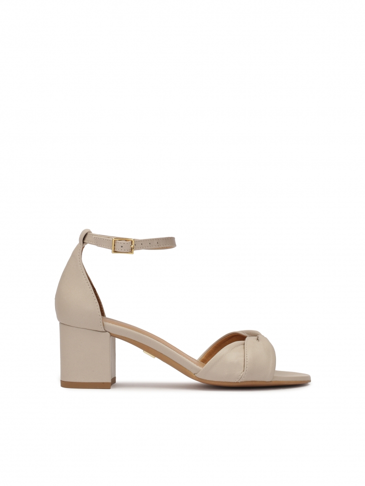 Timeless leather sandals with covered heel