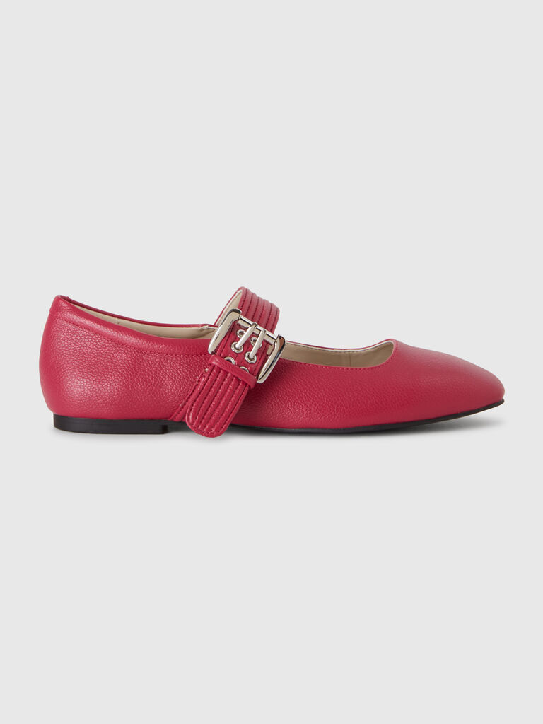 Flats with buckle