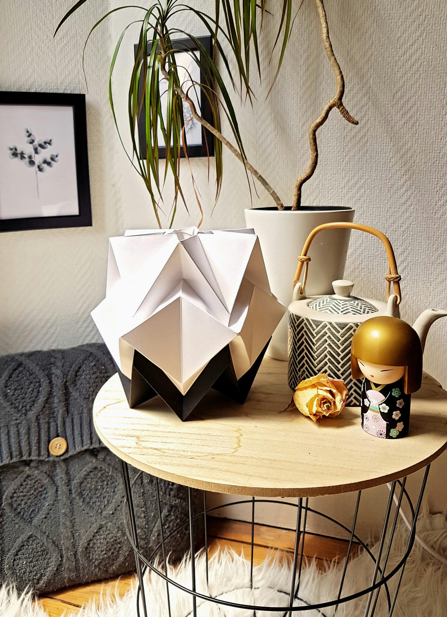 HIKARI - Lampe de table origami bicolore en papier taille S
