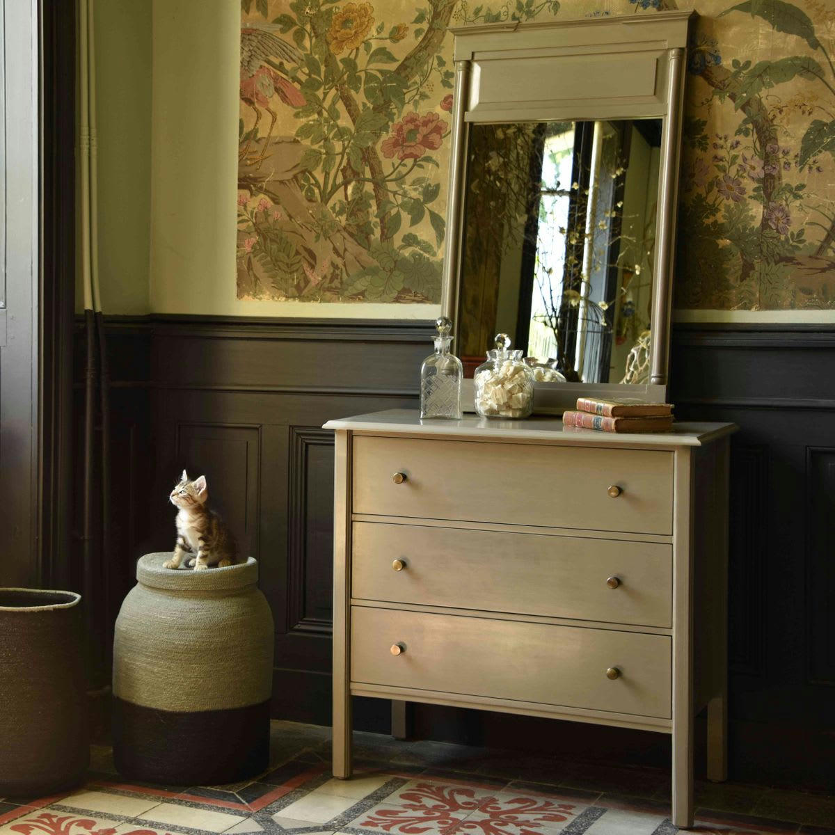 - Commode en manguier massif peint