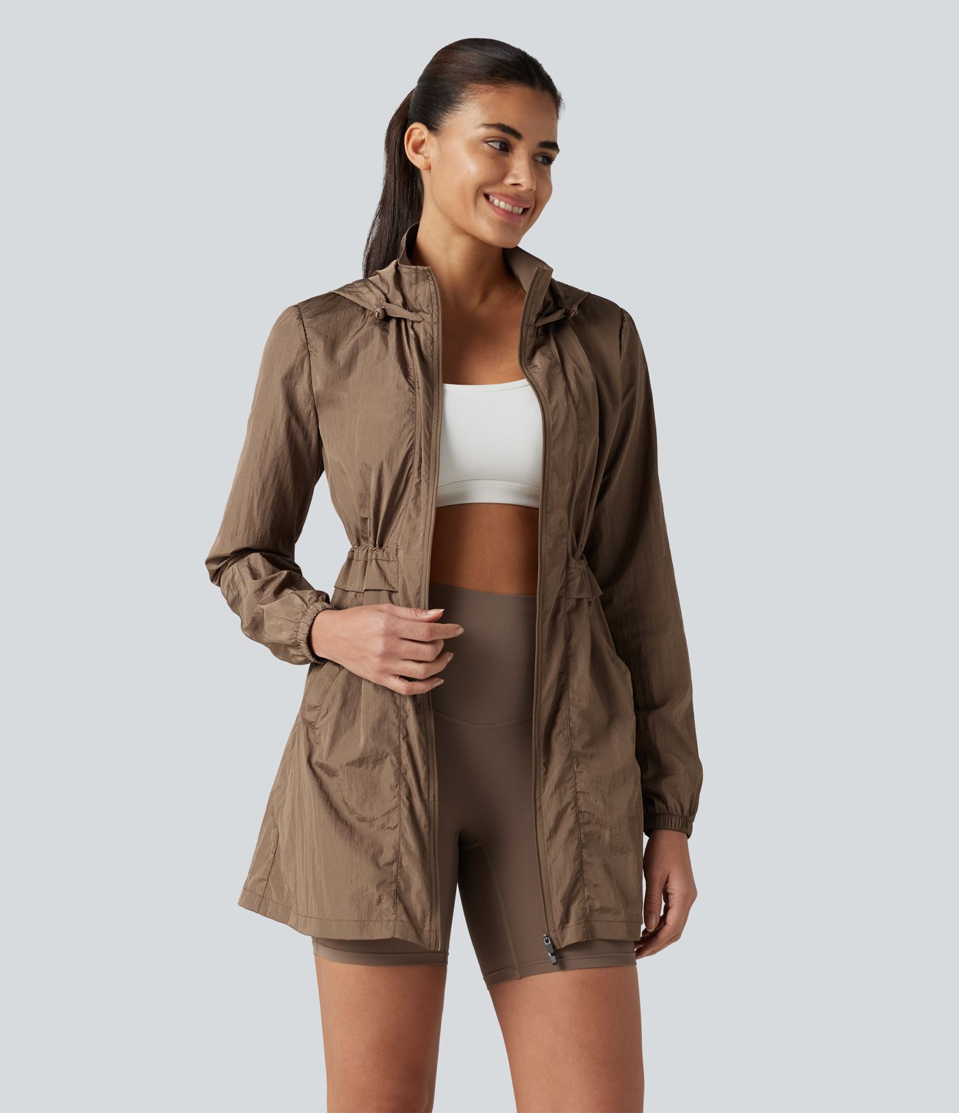 Veste de randonnée légère déperlante à capuche avec poches et zip bidirectionnel