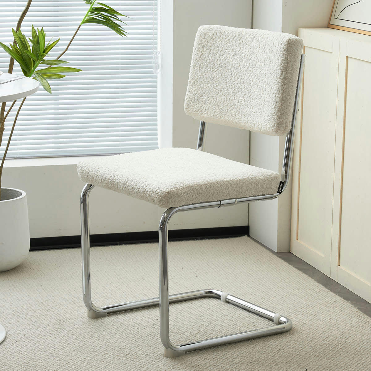 DULCE - Lot de 2 chaises en tissu bouclé écru et métal chromé