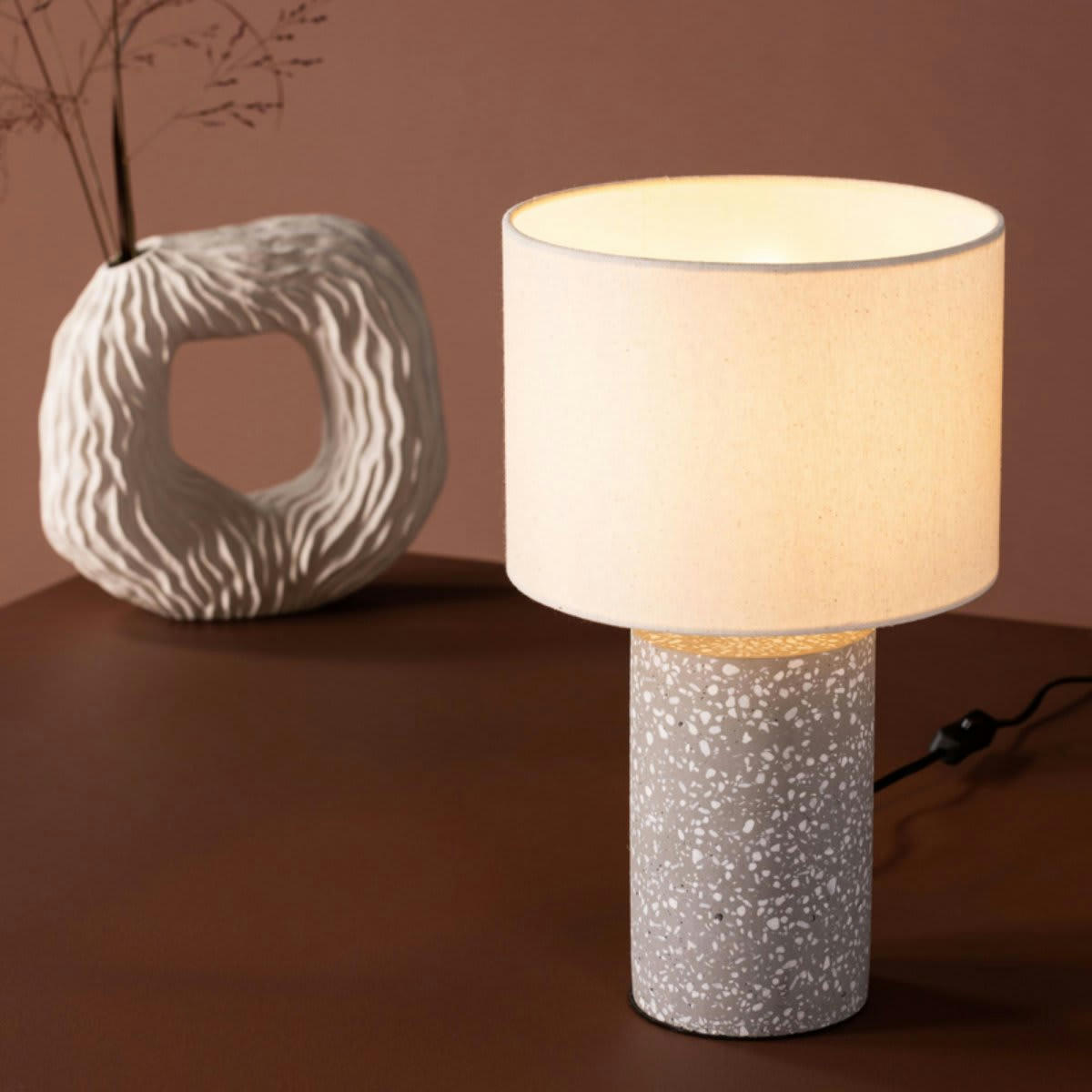 DAJA - Lampe à poser tendance en terrazzo
