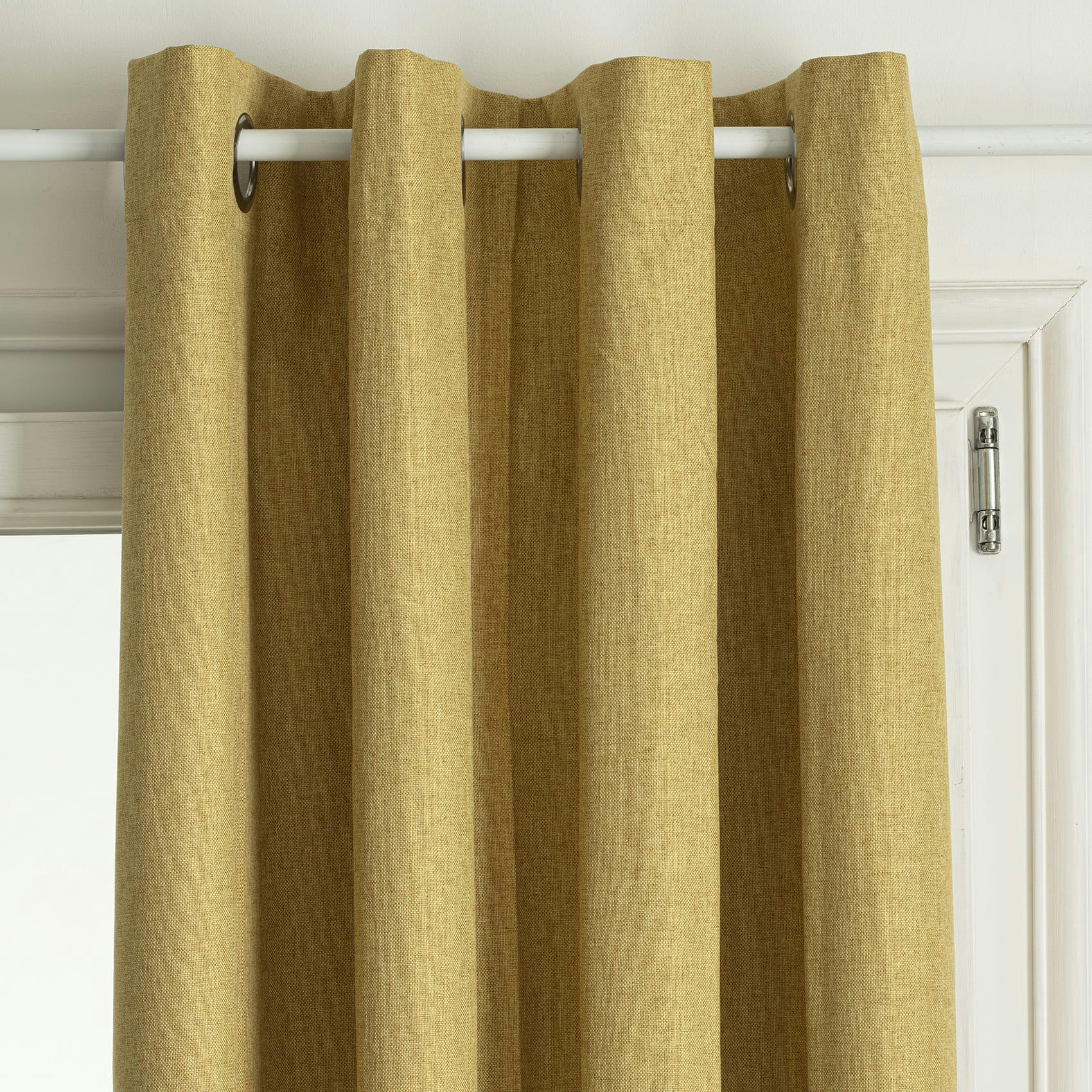 - Rideau occultant total avec couche d'enduit jaune ocre