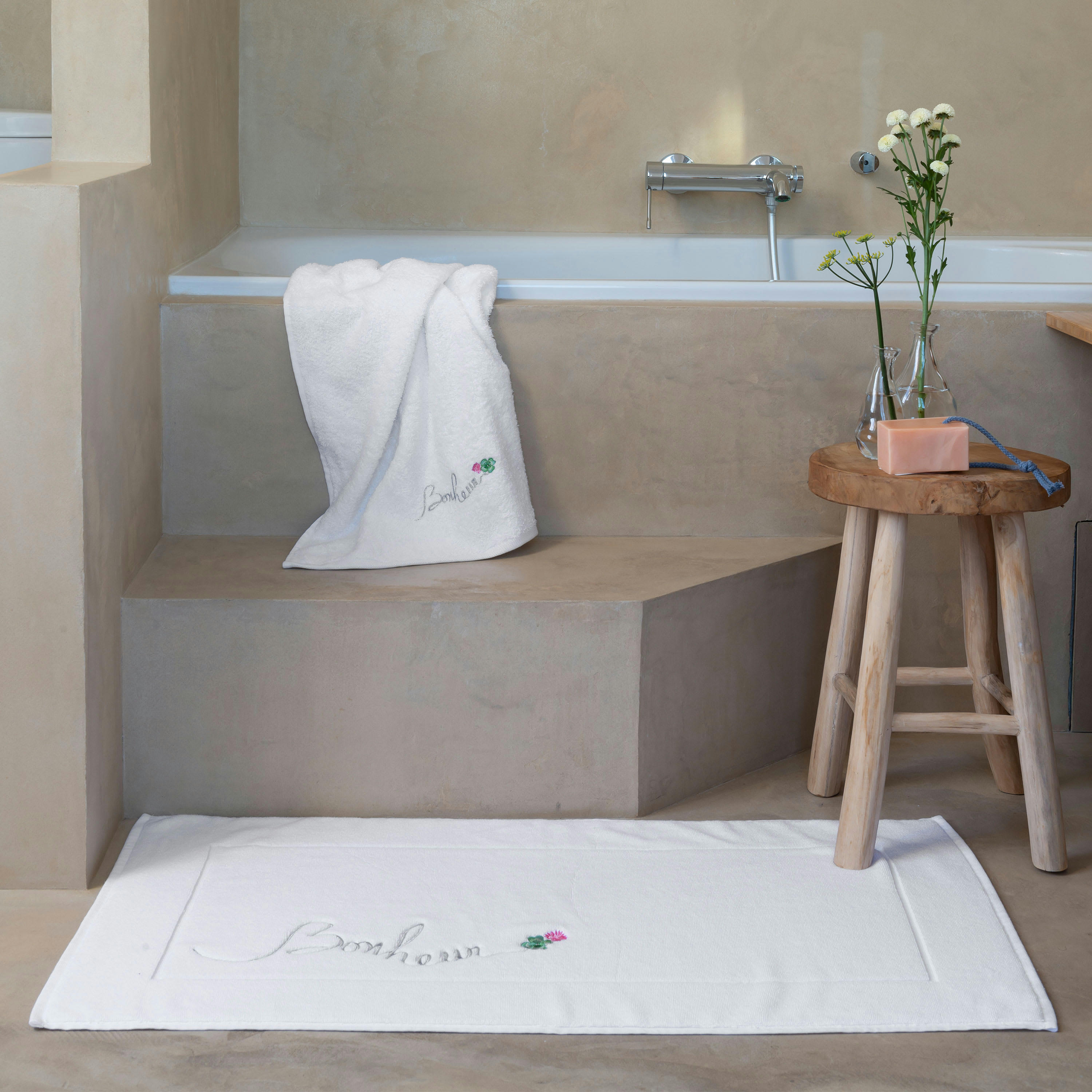 ELOGES - Tapis de bain bouclette de coton bouclette brodé blanc 50 x 90 cm